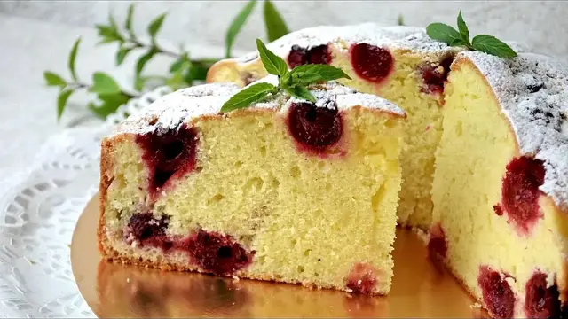 Нежный пирог с вишневой начинкой