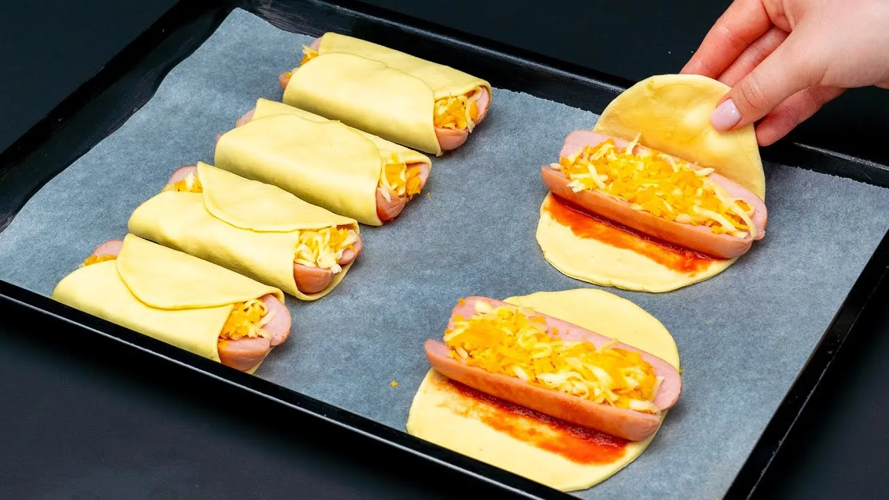 Слоёные булочки с сосисками и сыром