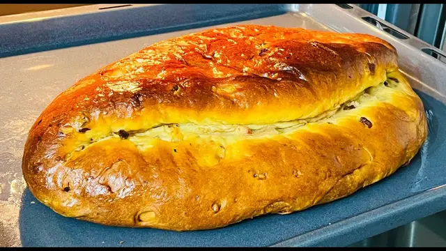 Ароматный дрожжевой пирог с сухофруктами, орехами и марципаном