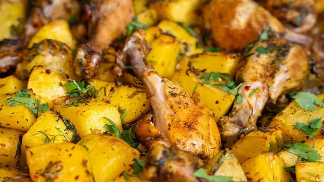 Сытная картошка с курицей в рукаве