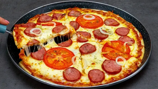 Очень вкусная пицца с колбасой, помидорами и сыром