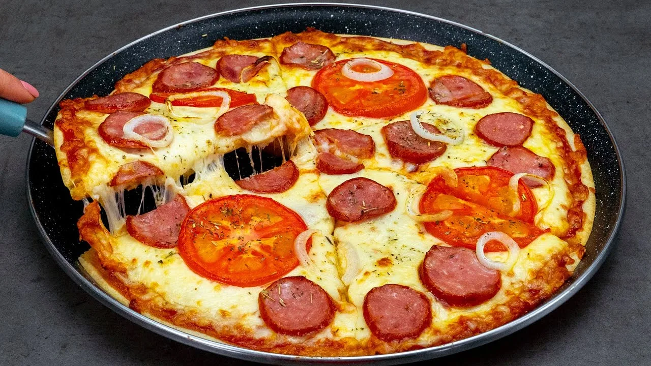 Очень вкусная пицца с колбасой, помидорами и сыром
