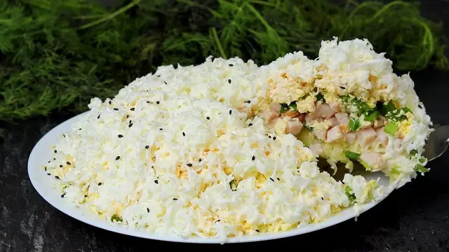 Потрясающе вкусный салат с курицей и плавленым сыром