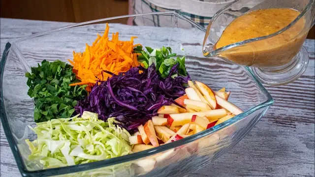 Салат с овощами и яблоком