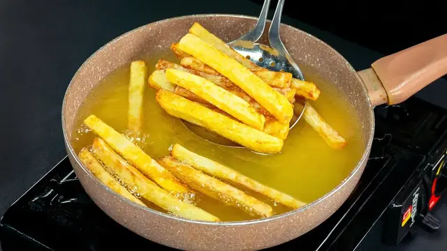 Хрустящий картофель фри с острым соусом