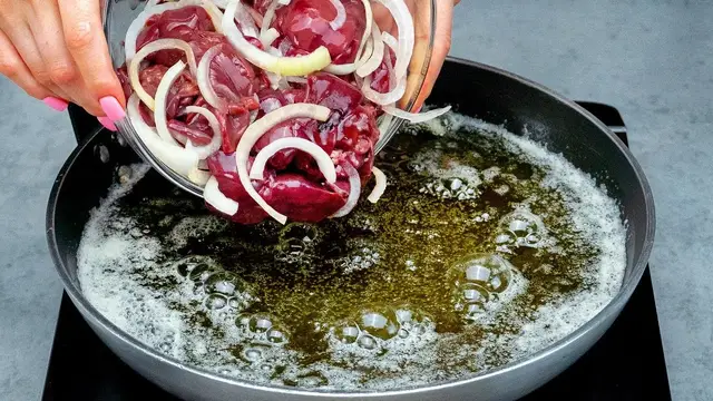 Куриная печень с овощами и грибами на сковороде