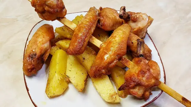 Куриные крылья с картошкой в духовке