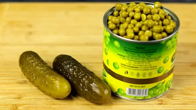 Салат с курицей, горошком и пикантной заправкой
