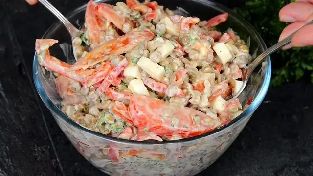 Простой салат с чечевицей