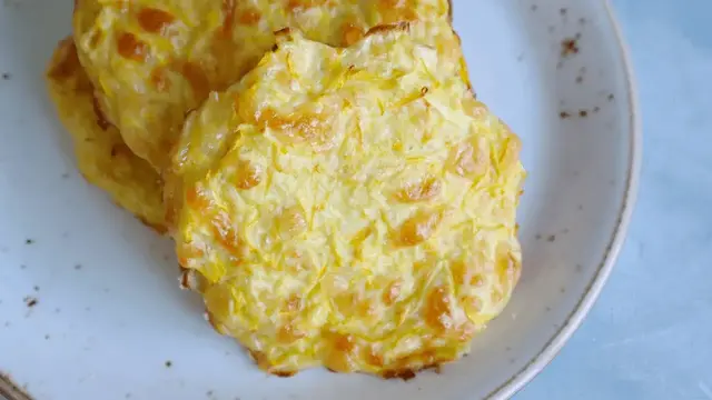 Простые лепешки из кабачка с сыром