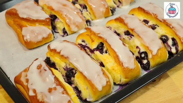 Булочки с творогом и ягодами