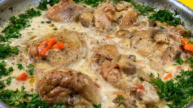 Курица с грибами на сковородке 