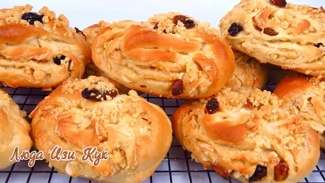 Булочки слойки с изюмом