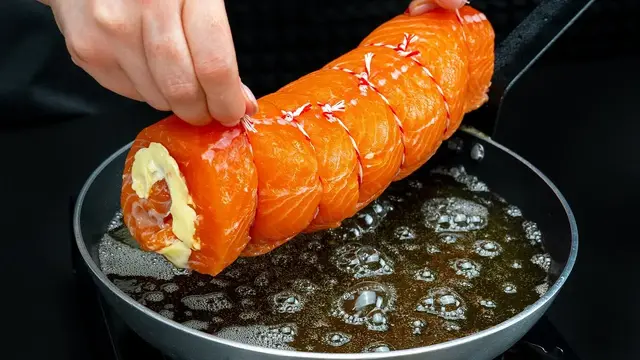 Рулет из лосося с рисом и шпинатом