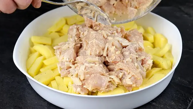 Картошка с курицей в духовке