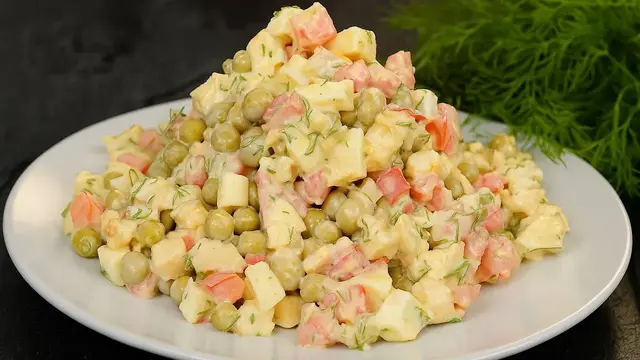 Куриный салат с сыром и помидорами
