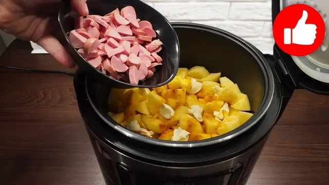 Самая вкусная картошка с сосисками в мультиварке