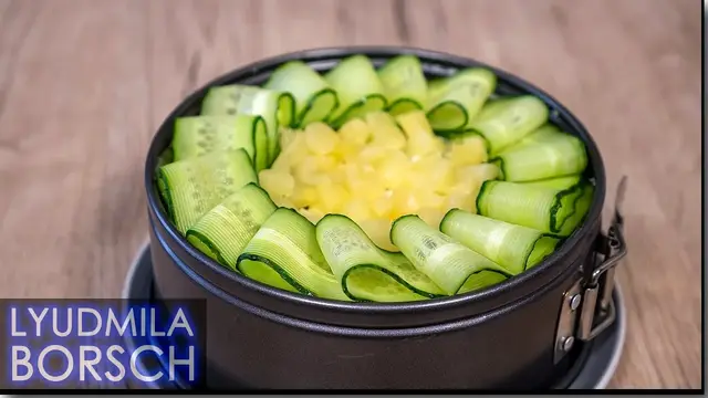 Немецкий салат с грибами и ананасами