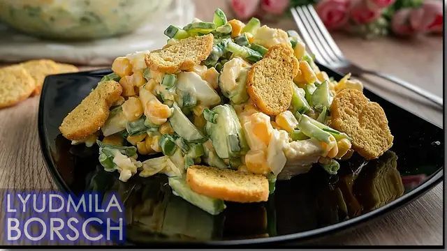 Быстрый салат с огурцами и сухариками