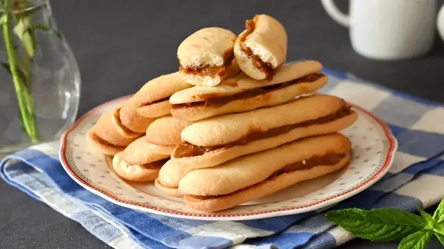 Бисквитные палочки с варёной сгущёнкой