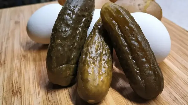 Салат с огурцами и яйцами