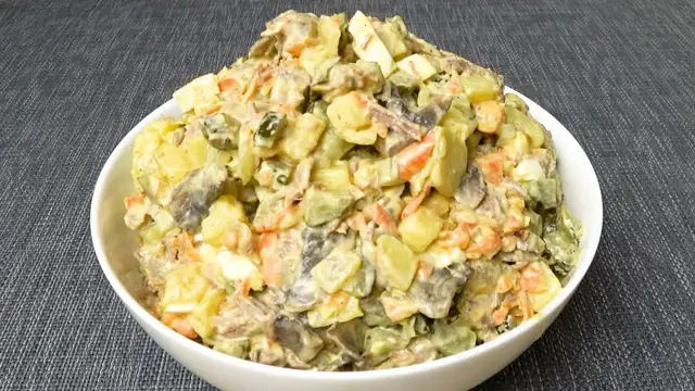 Салат с телятиной, картошкой и грибами
