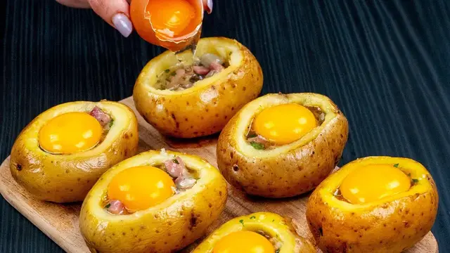 Фаршированная картошка с ветчиной и моцареллой с овощным салатом