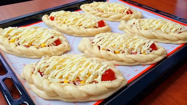 Мини пицца с колбасой и кукурузкой