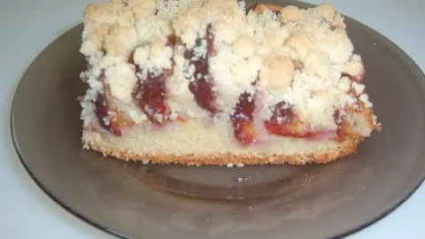Пирог с крошкой и сливами