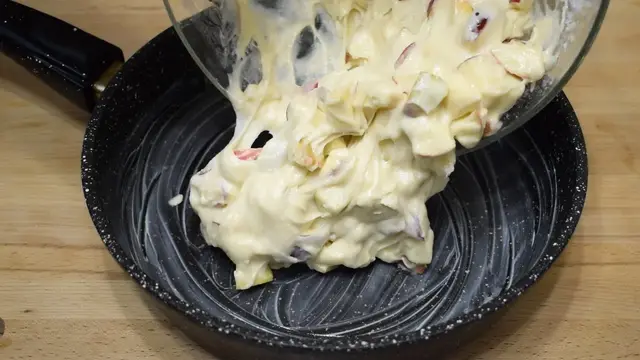 Яблочный пирог на сковороде