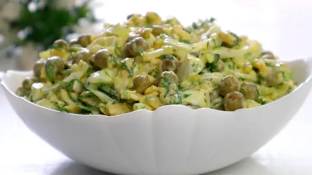 Салат с яйцами и маринованным луком