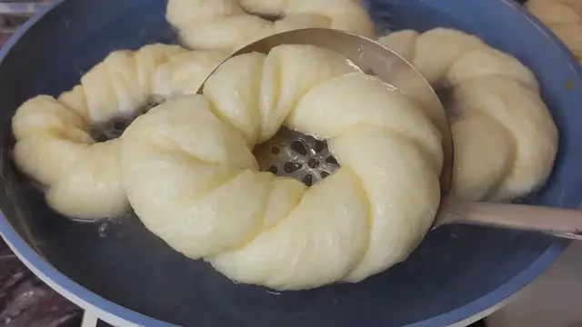 Пышные пончики на сковородке