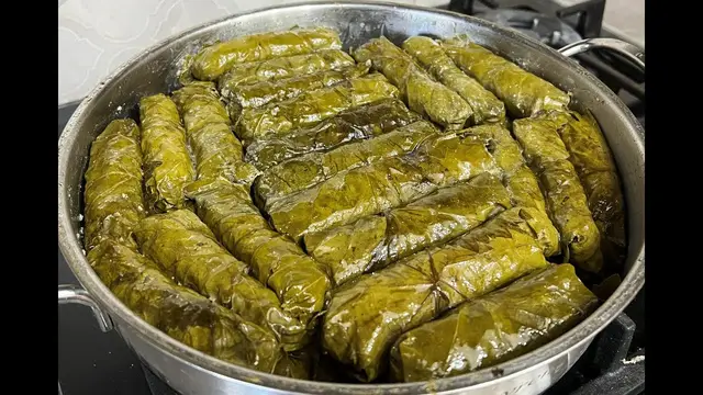 Армянская долма из виноградных листьев с говяжьим фаршем и рисом
