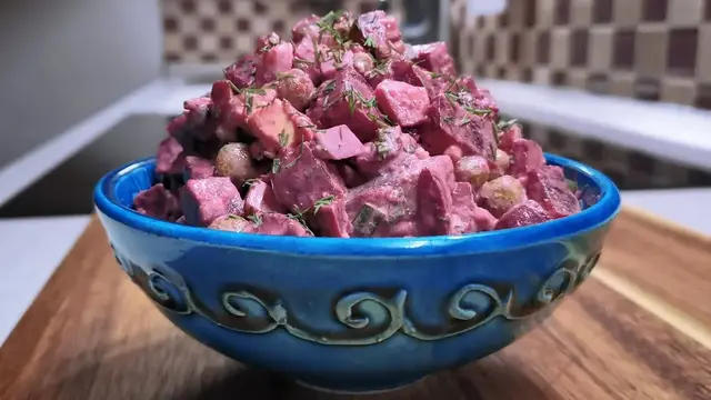 Праздничный салат с селедкой и свеклой 