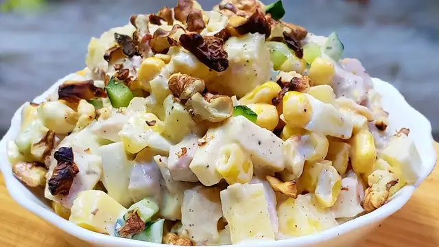 Вкусный салат из бедрышек
