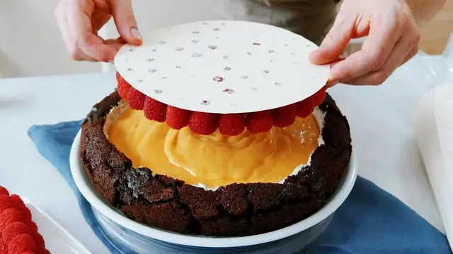 Очень сочный и вкусный шоколадный торт с малиной