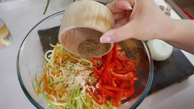 Лёгкий салат из кабачков, моркови и сладкого перца