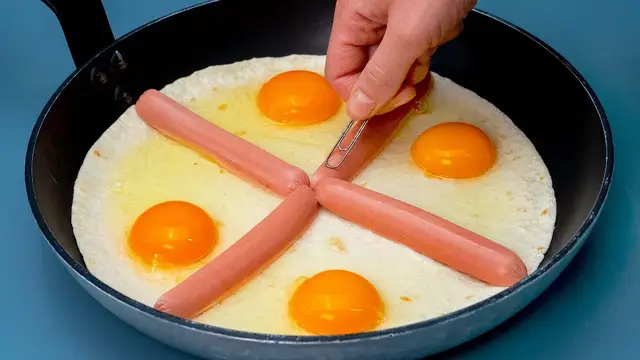 Глазунья с сосисками на сковородке