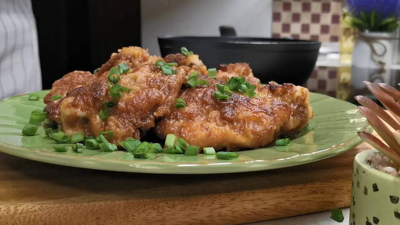 Сочная и нежная, жареная курица на ужин