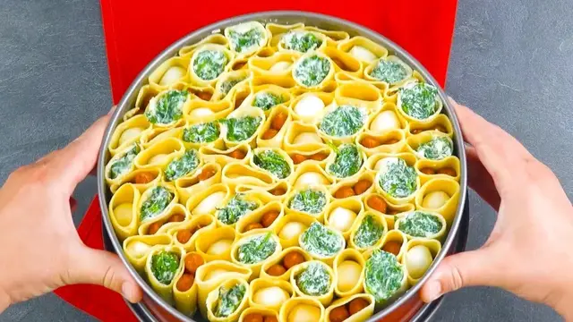 Пирог из каннеллони с тройной начинкой и мясным соусом