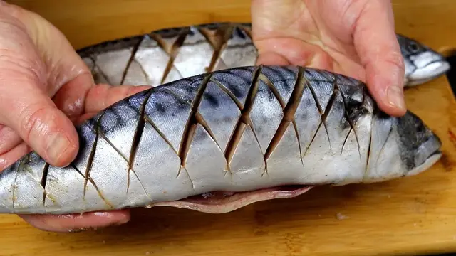 Сочная скумбрия в духовке на праздничный стол