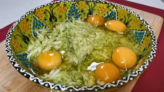 Завтрак из кабачков с сосисками, помидорами и сыром