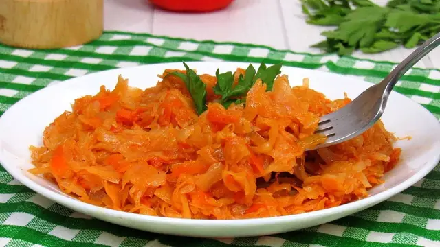 Классическая тушеная капуста на сковороде