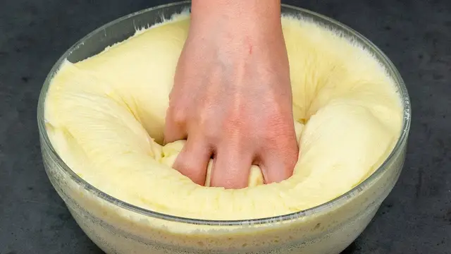 Домашний хлеб со сливочным маслом и молоком