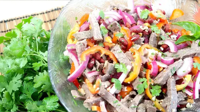 Салат Тбилиси с говядиной и красной фасолью