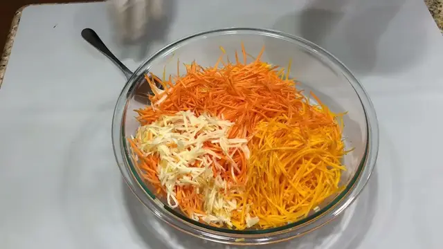 Витаминный салат с тыквой, морковью и яблоком