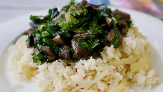 Чесночные грибы с вкусным рисом