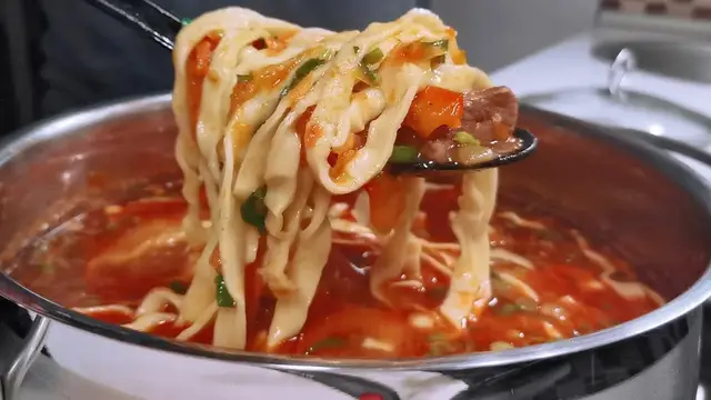 Суп с мясом и домашней лапшой