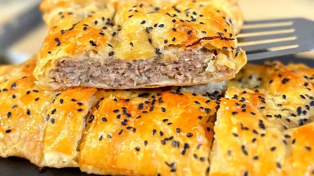 Потрясающе вкусный и простой мясной пирог