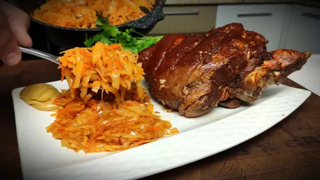 Пряная свиная рулька запечённая в духовке